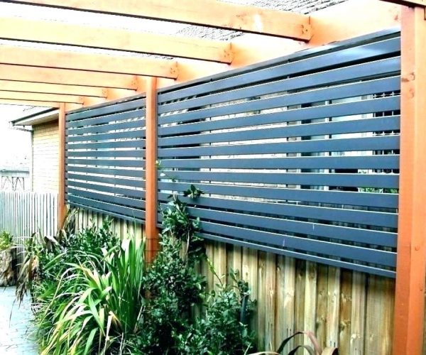 How select a suitable outdoor screen for your house